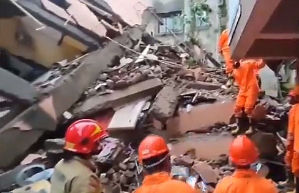 X/@ANI : Screengrab of the building collapse in Navi Mumbai |